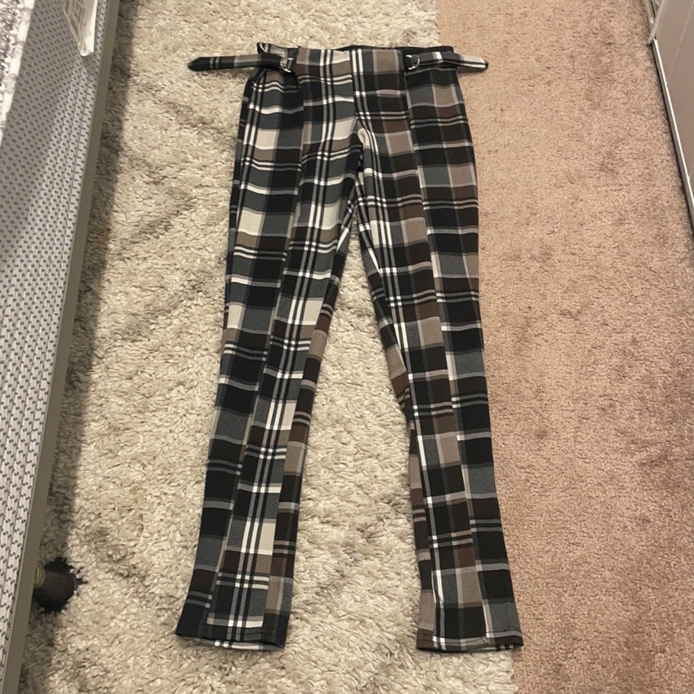 Size S never worn Forever 21 plaid leggings. No damage or stains.